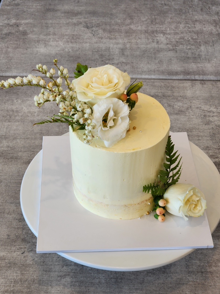 Gender Reveal Flowers cake